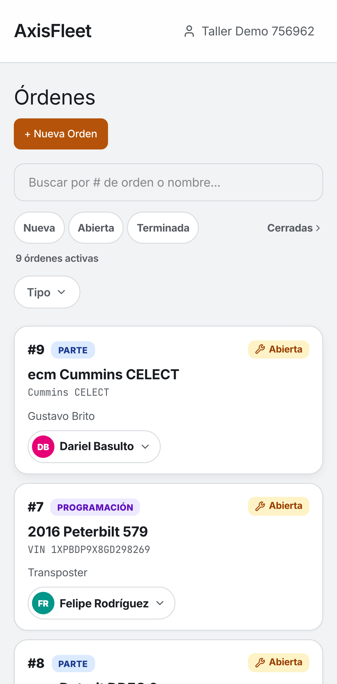 AxisFleet en un teléfono: la pantalla de Órdenes, con las órdenes abiertas por camión, VIN y técnico asignado