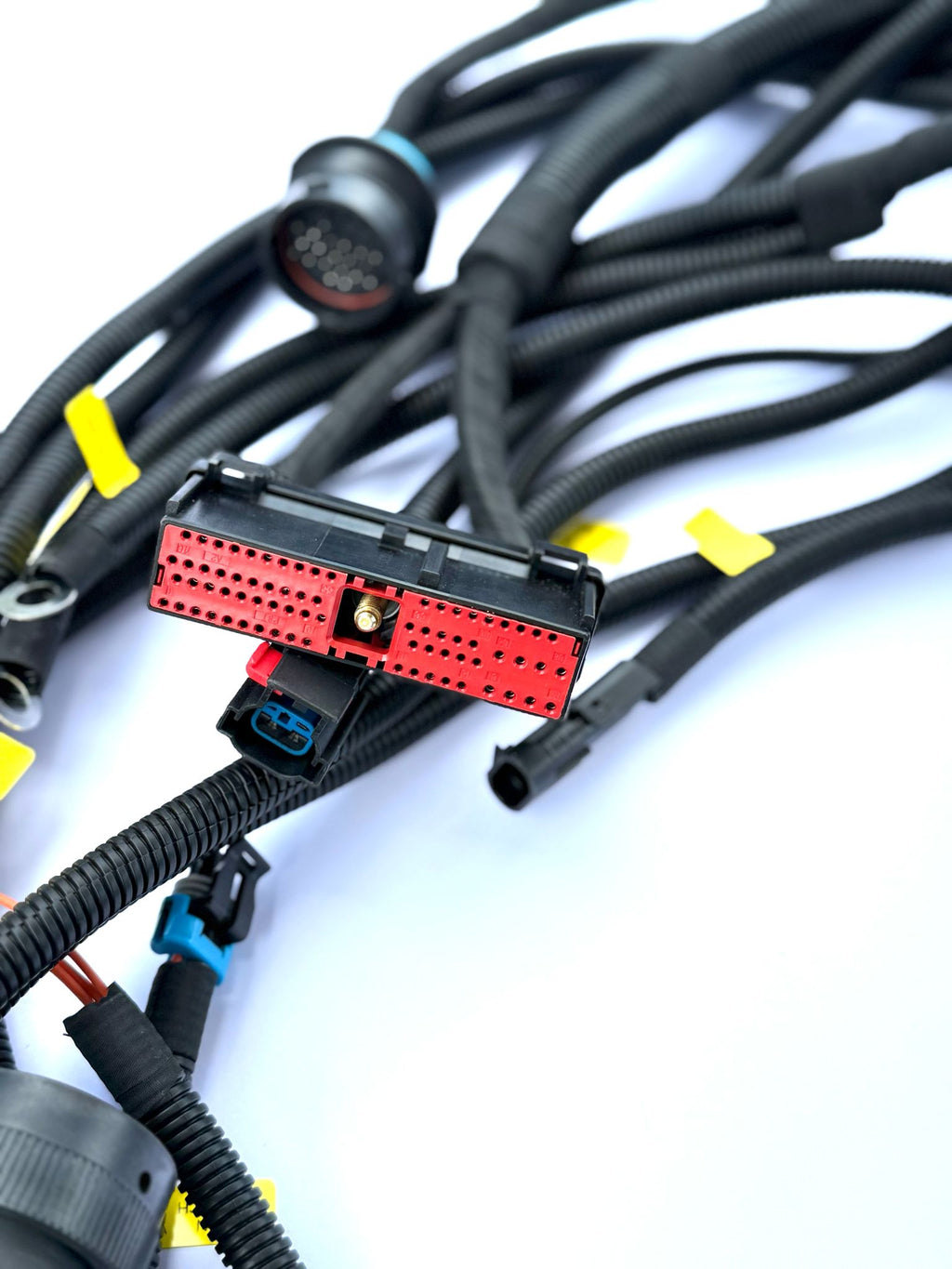 Primer plano del conector del ECM DDEC V con crimpados verificados pin a pin
