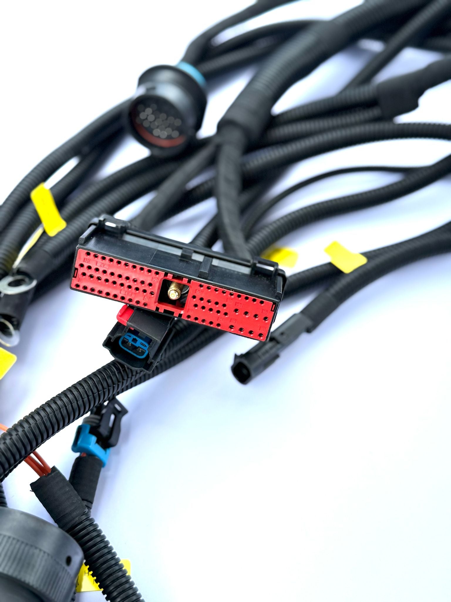 Primer plano del conector del ECM DDEC V con crimpados verificados pin a pin