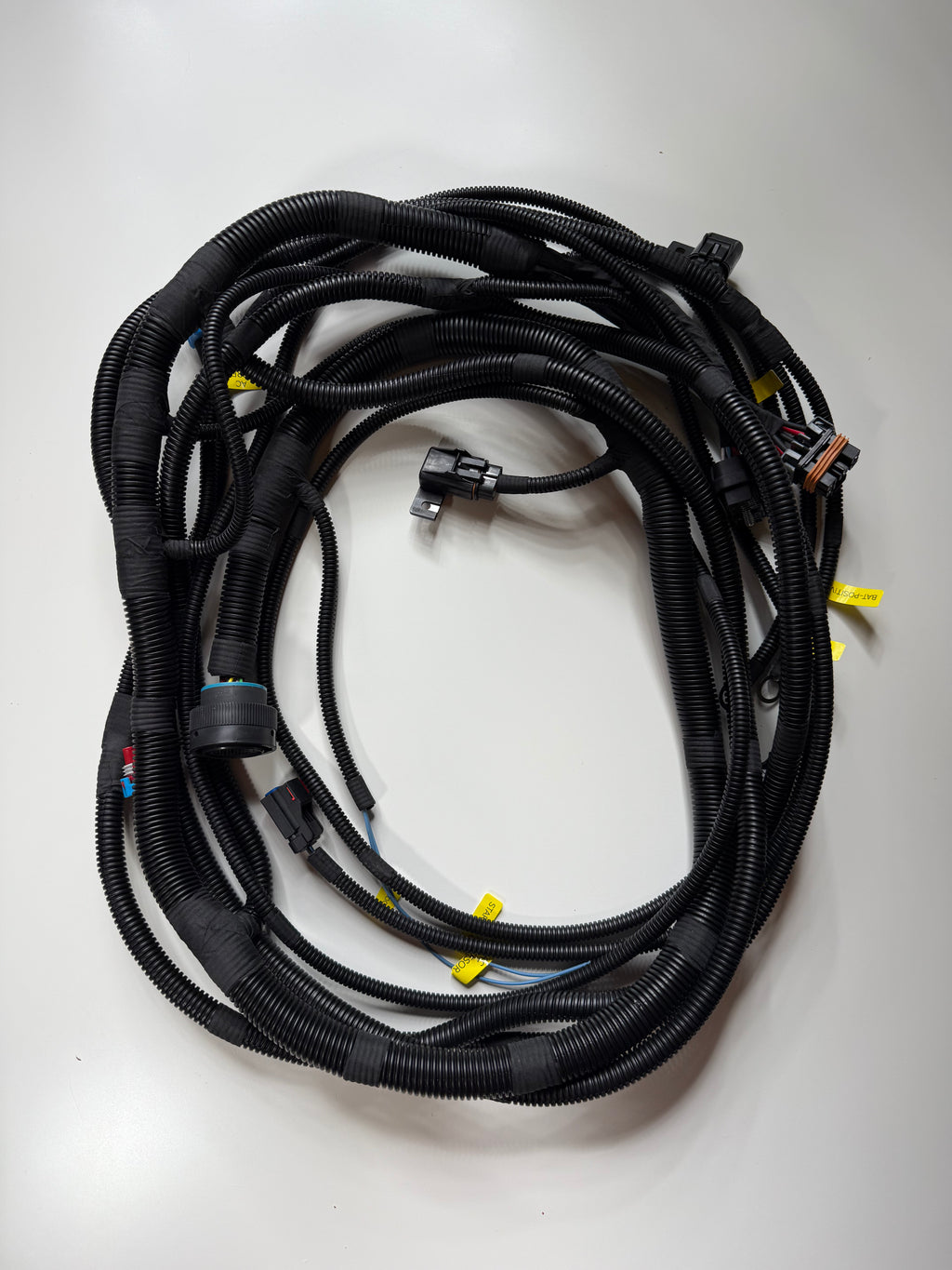 Arnés externo que conecta el motor Detroit 12.7 con la cabina Cascadia pasando limpio por el firewall original