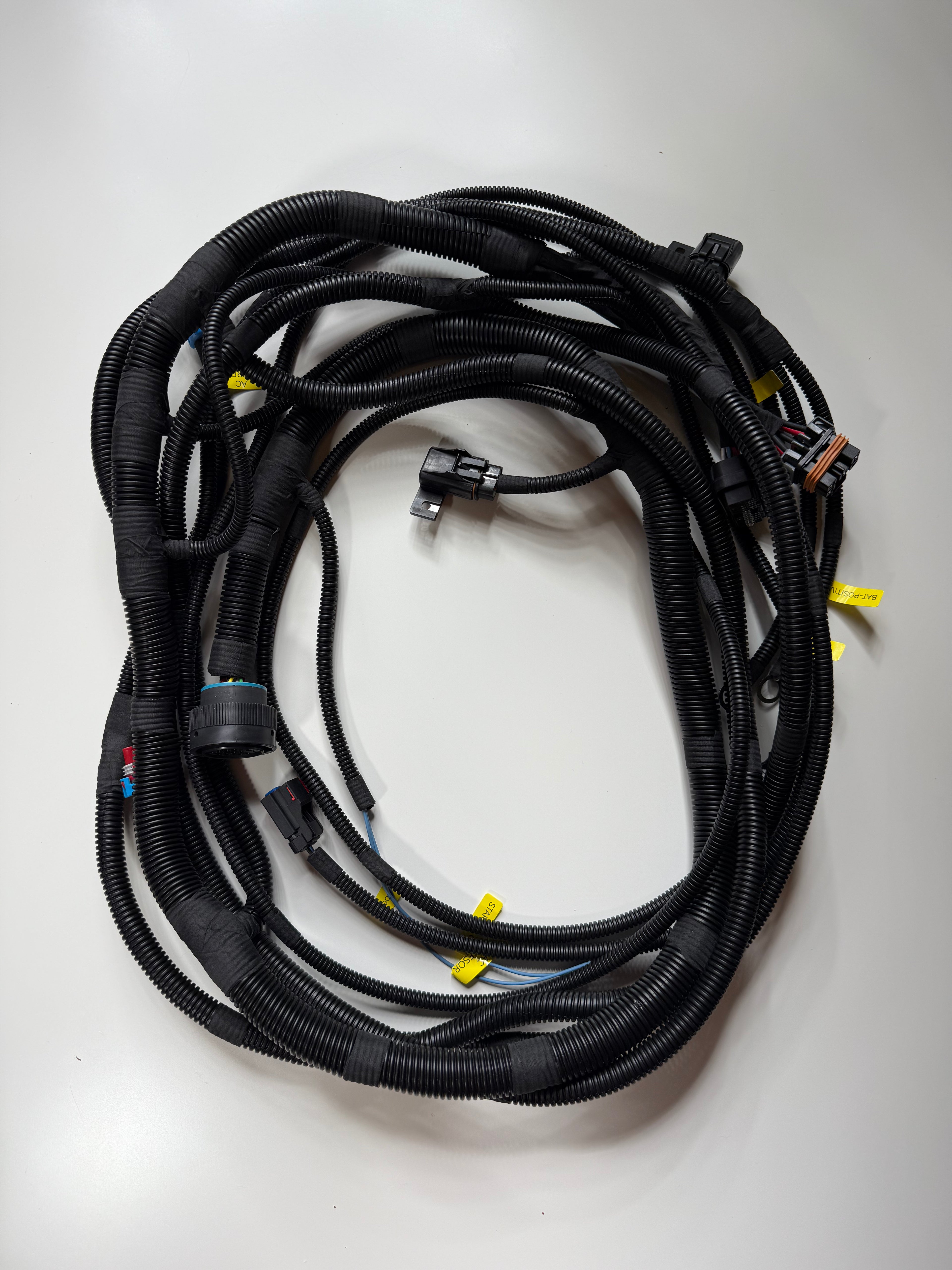 Arnés externo que conecta el motor Detroit 12.7 con la cabina Cascadia pasando limpio por el firewall original