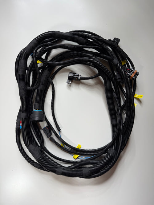 Arnés externo que conecta el motor Detroit 12.7 con la cabina Cascadia pasando limpio por el firewall original