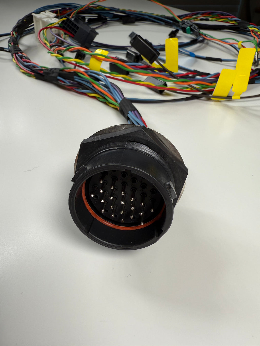 Arnés interno que mantiene tablero activo al 100% y pedal de acelerador funcional en la Cascadia