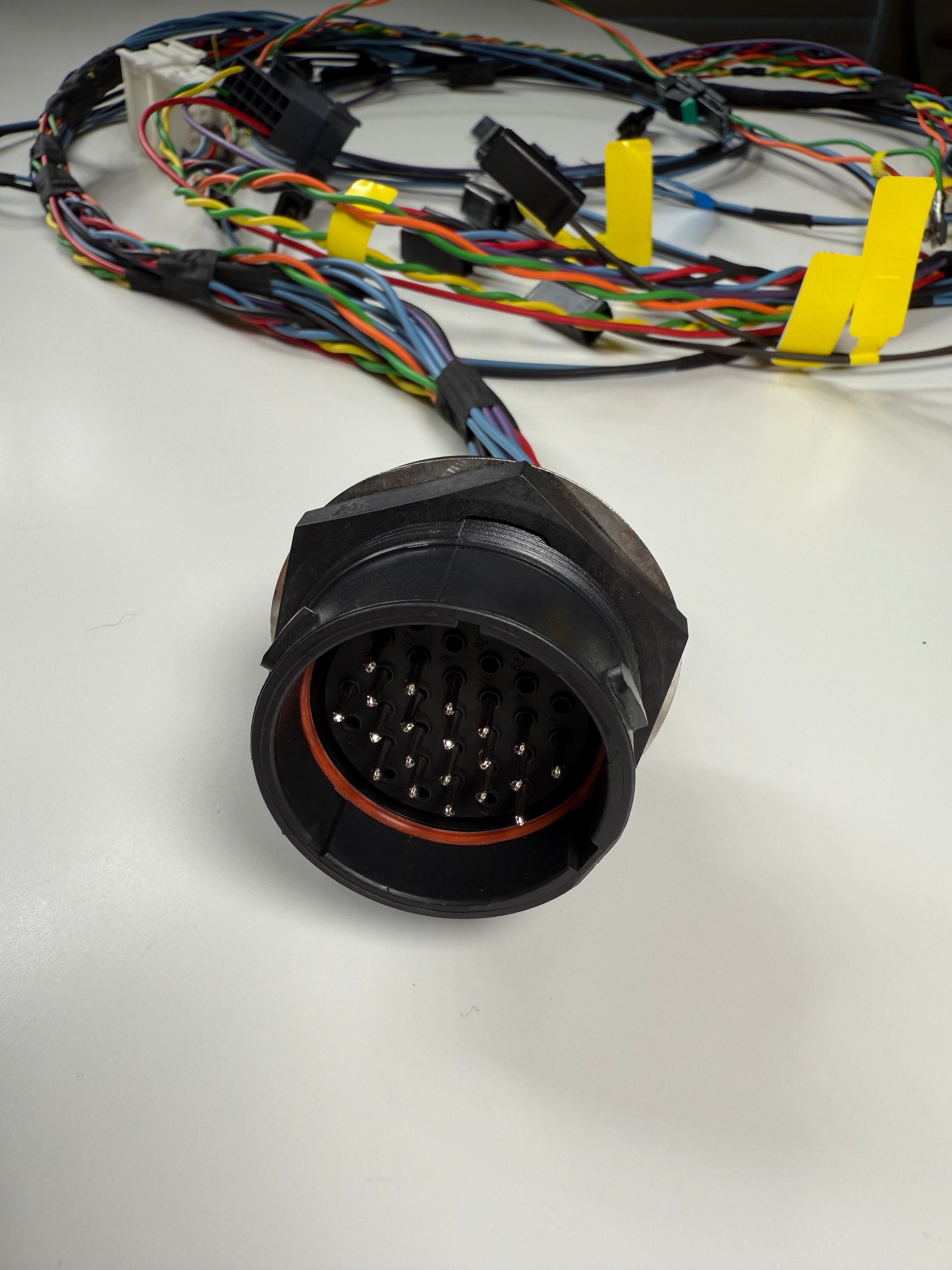 Arnés interno que mantiene tablero activo al 100% y pedal de acelerador funcional en la Cascadia