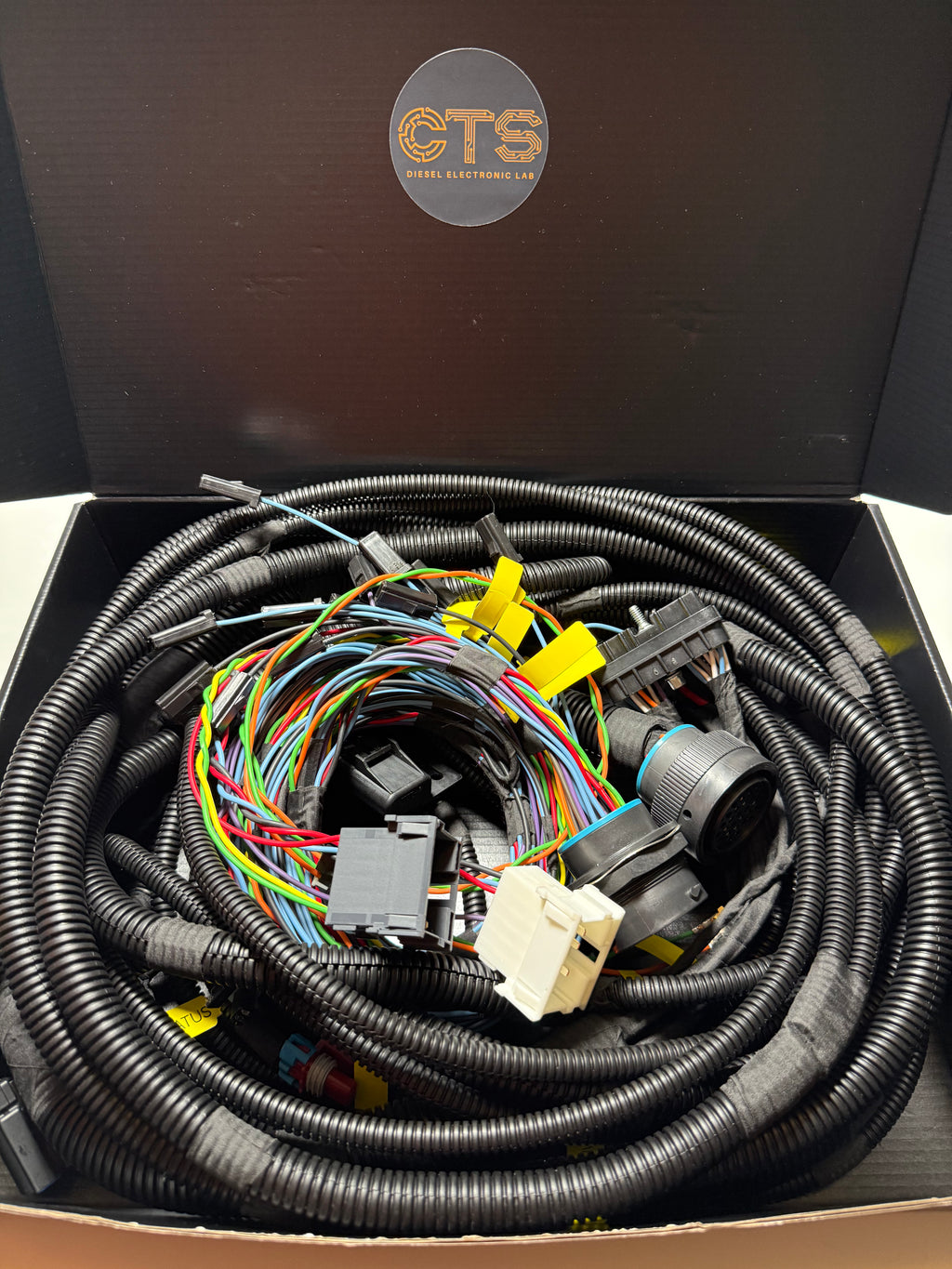 Empaque del sistema de adaptación CTS Integration Series listo para envío UPS o DHL
