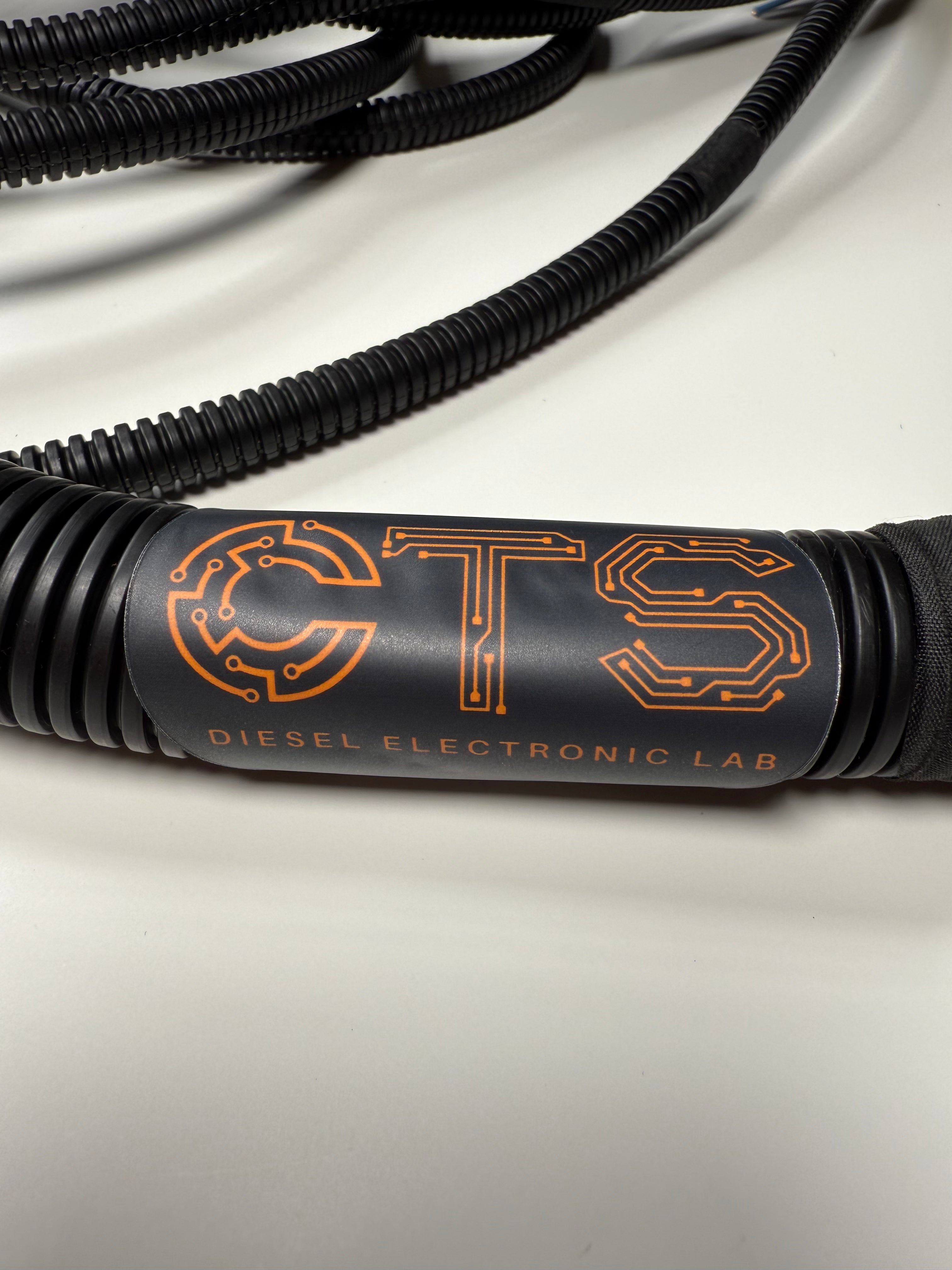 Etiqueta SKU CTS-INT-CAS-0917-DDEC4-EIH-ESS-V1 en arnés de integración fabricado en Houston Texas