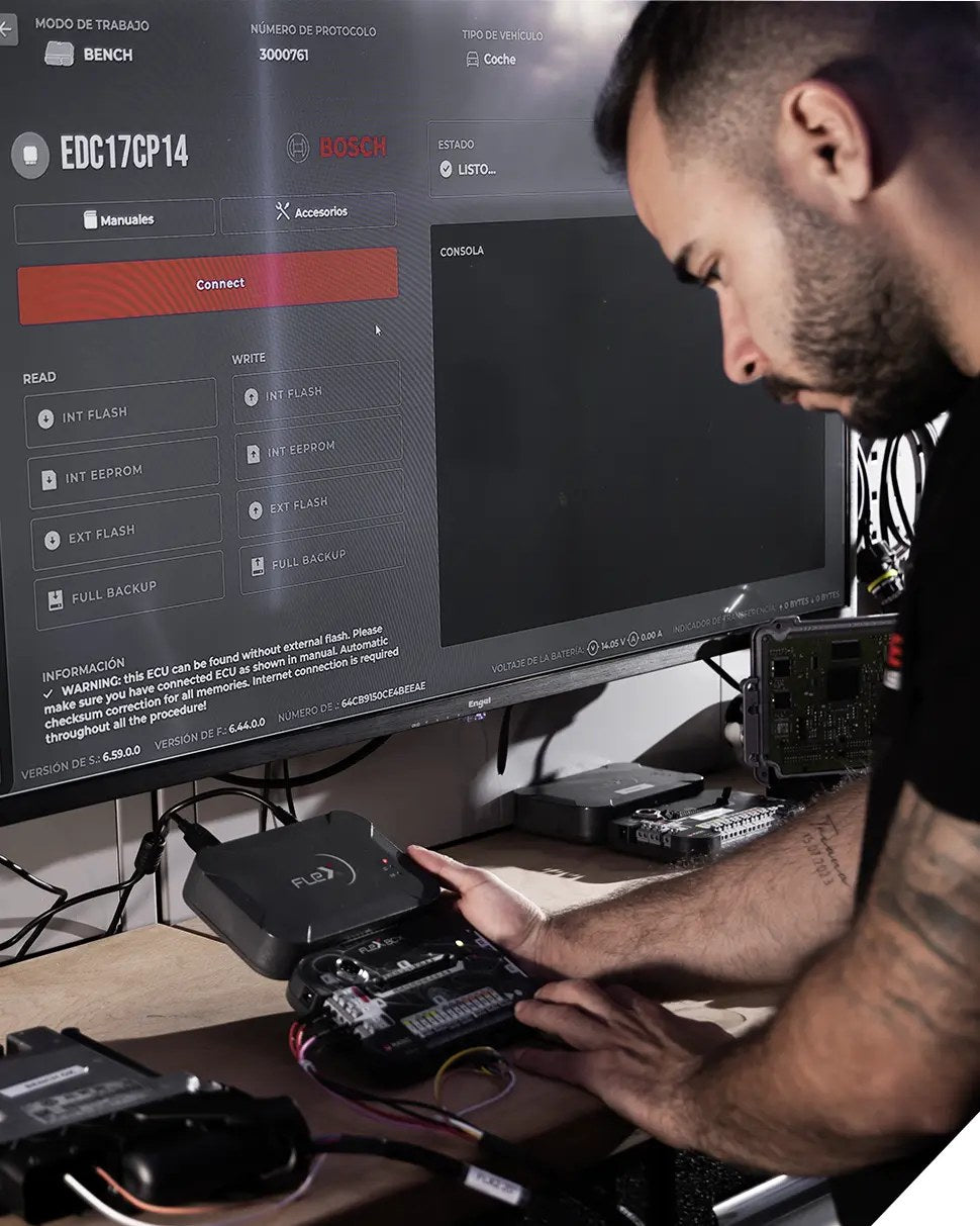 Técnico trabajando una ECU en banco con FLEX
